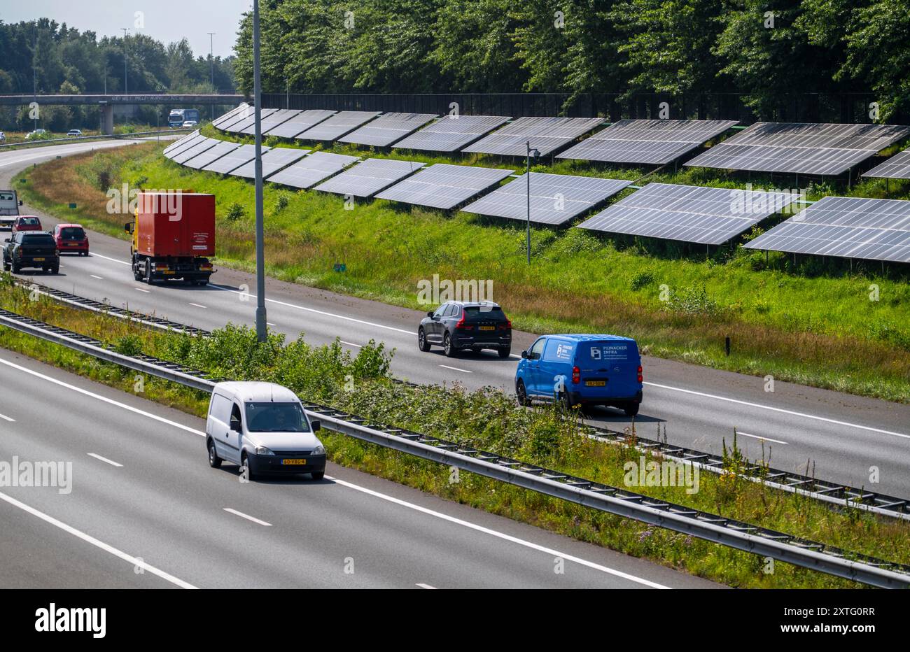 Autostrada A58, impianti fotovoltaici sono stati installati sui pendii a lato della carreggiata, uso delle aree lungo le strade come parco solare, vicino a Ette Foto Stock
