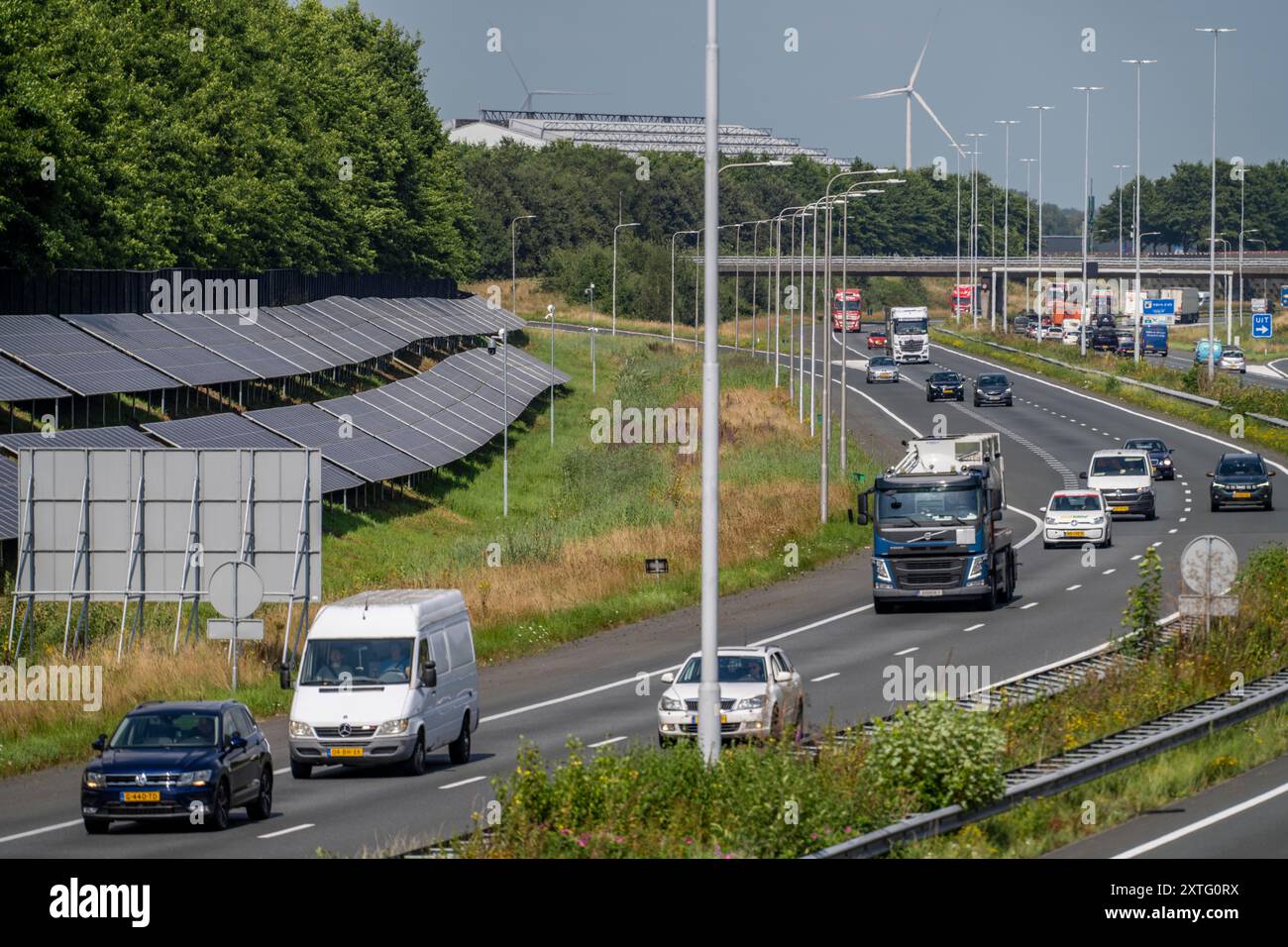 Autostrada A58, impianti fotovoltaici sono stati installati sui pendii a lato della carreggiata, uso delle aree lungo le strade come parco solare, vicino a Ette Foto Stock