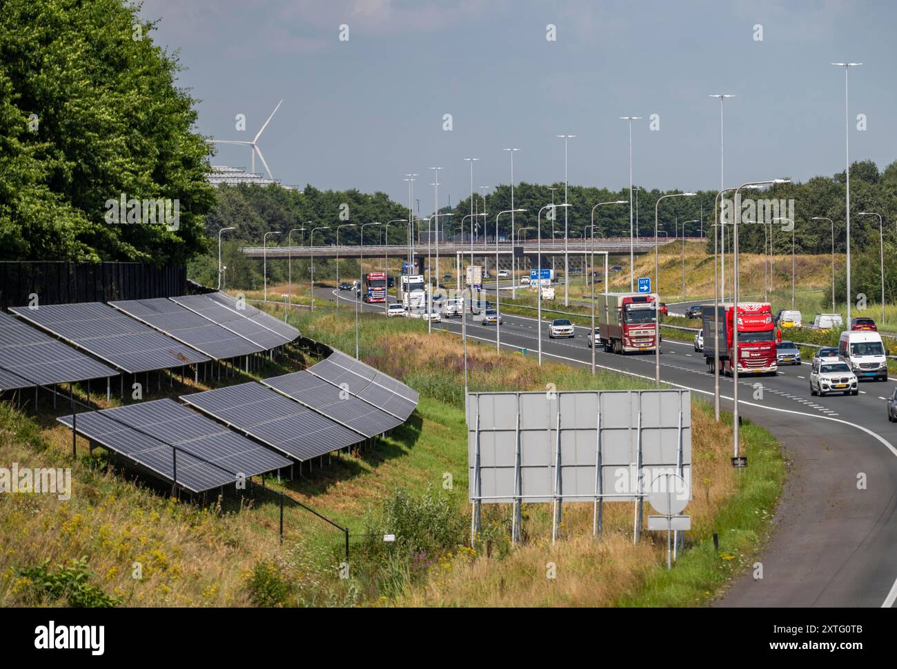 Autostrada A58, impianti fotovoltaici sono stati installati sui pendii a lato della carreggiata, uso delle aree lungo le strade come parco solare, vicino a Ette Foto Stock