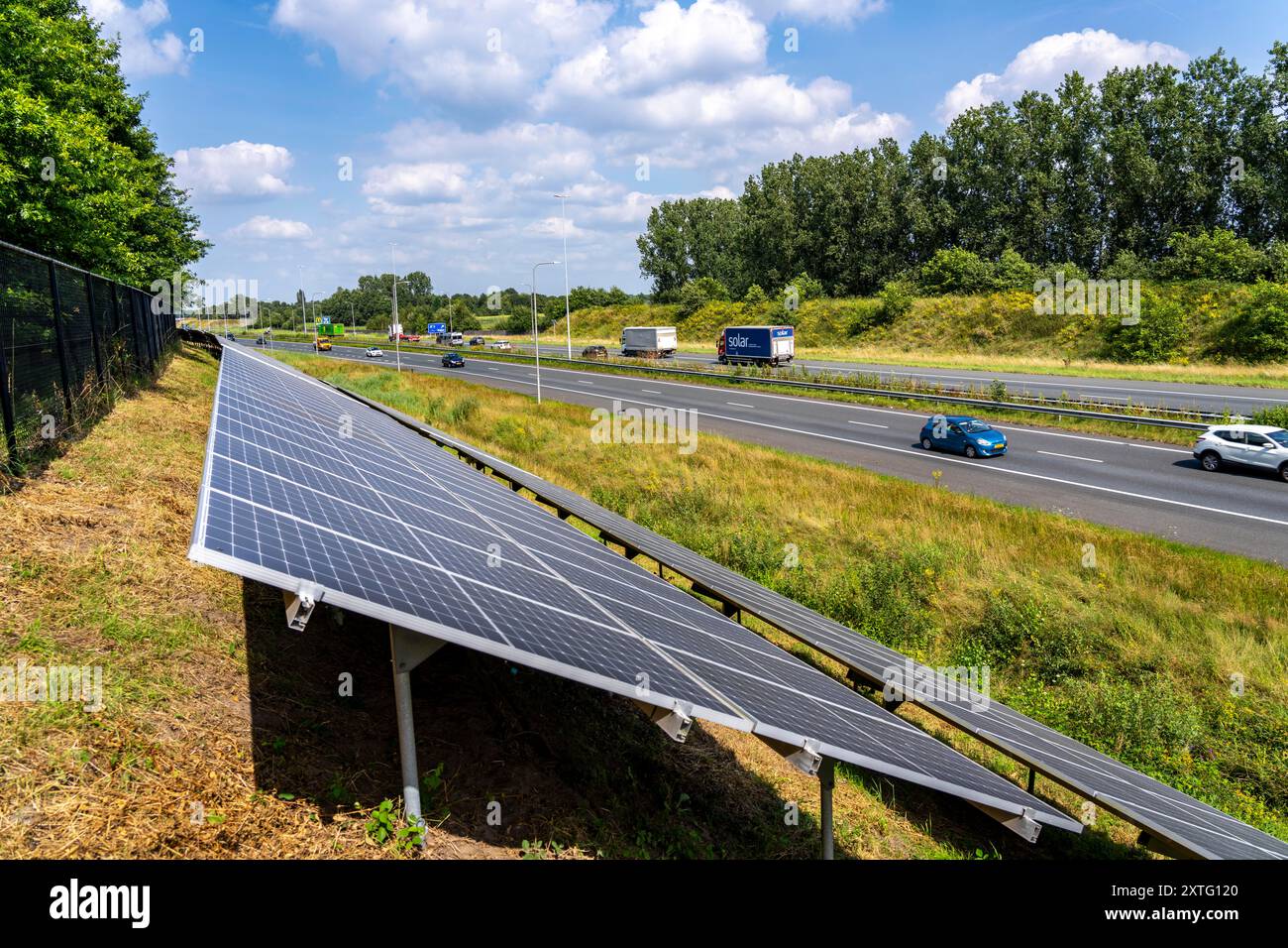 Autostrada A58, impianti fotovoltaici sono stati installati sui pendii a lato della carreggiata, uso delle aree lungo le strade come parco solare, vicino a Ette Foto Stock