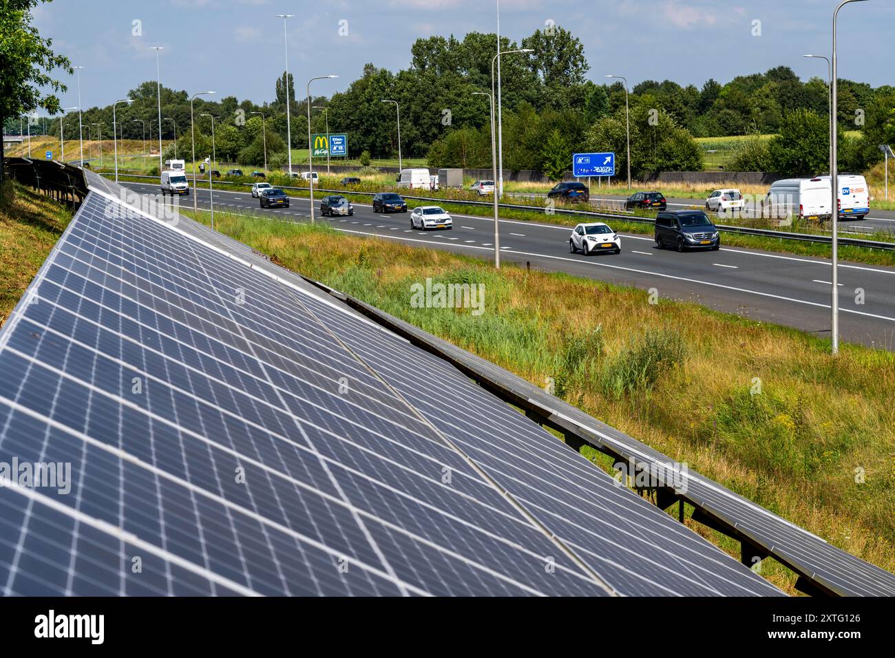 Autostrada A58, impianti fotovoltaici sono stati installati sui pendii a lato della carreggiata, uso delle aree lungo le strade come parco solare, vicino a Ette Foto Stock