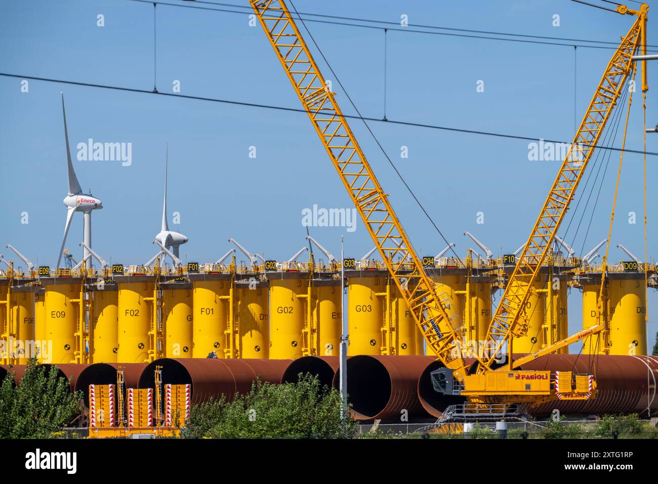 Punto di trasbordo per turbine eoliche offshore, che vengono trasportate qui dal produttore e poi spedite con navi speciali alla costruzione si Foto Stock