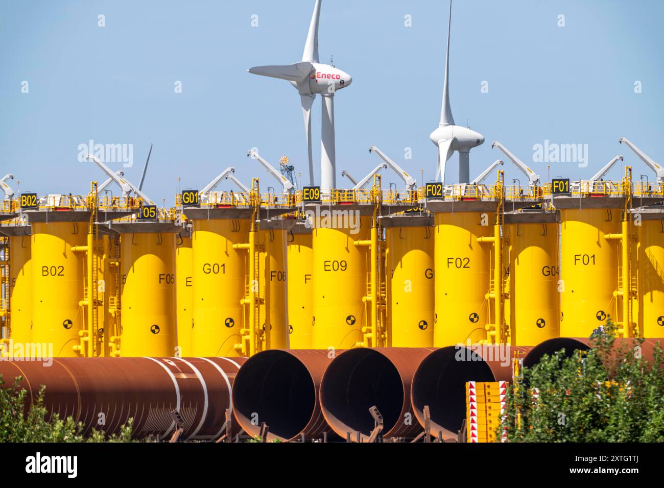 Punto di trasbordo per turbine eoliche offshore, che vengono trasportate qui dal produttore e poi spedite con navi speciali alla costruzione si Foto Stock