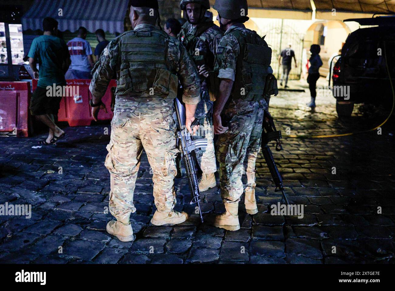 Marjayoun, Libano. 14 agosto 2024. Soldati libanesi visti sulla scena dell'attacco dei droni. Almeno due persone sono rimaste uccise e quattro ferite in un attacco di droni nel sud del Libano. (Foto di Vasily Krestyaninov/SOPA Image/Sipa USA) credito: SIPA USA/Alamy Live News Foto Stock