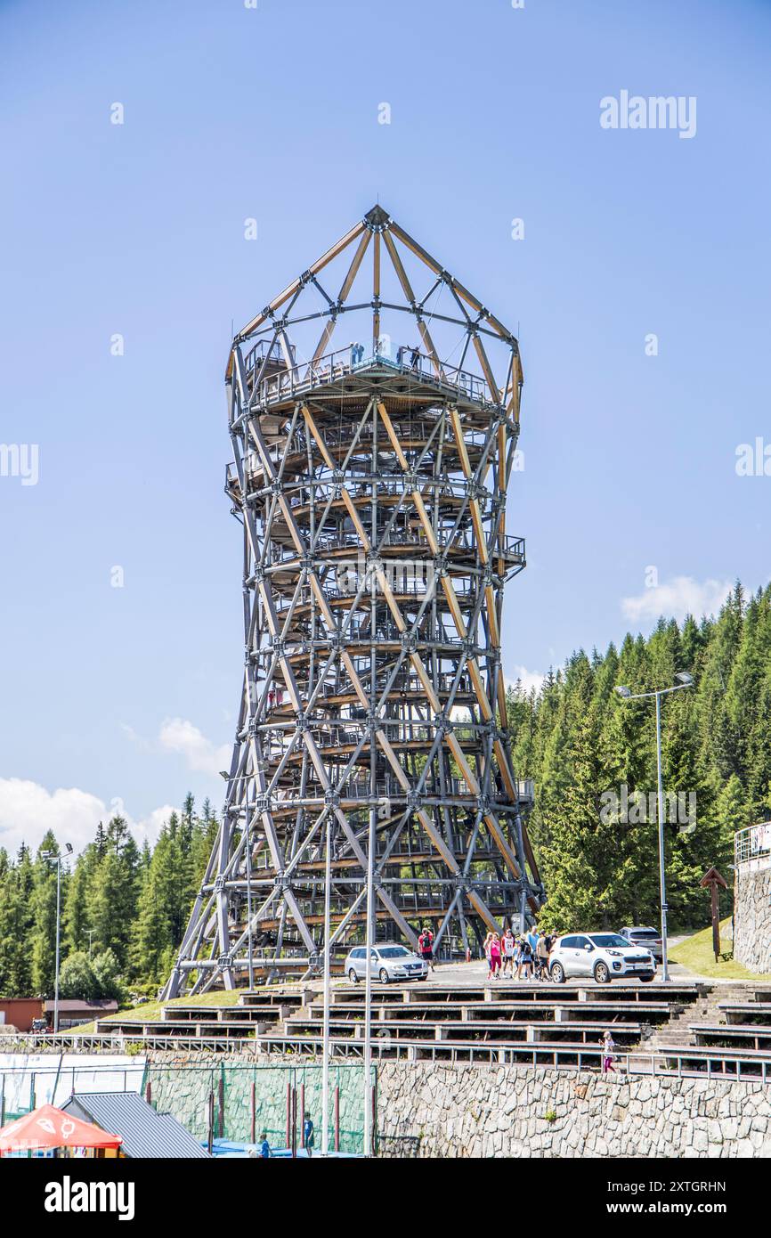 Strbske Pleso, Slovacchia - 16 luglio 2023: La TORRE DEI TATRA - edificio sofisticato alto 53 m, uno dei più alti d'Europa situato presso la Strbske Ples Foto Stock