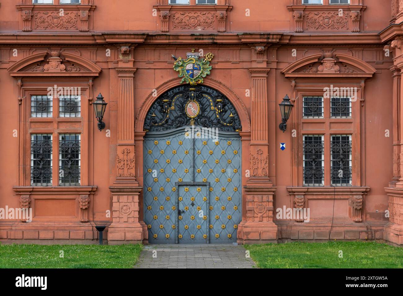 Mainz, Germania. 2 luglio 2024. Il Palazzo elettorale (Kurfurstliches Schloss), l'ex residenza cittadina del principe elettore e arcivescovo di Magonza Foto Stock