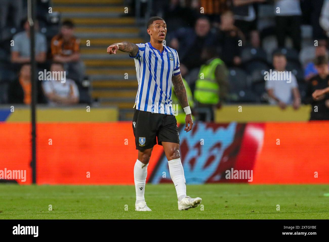 Il difensore dello Sheffield Wednesday Liam Palmer (2) gesti durante la partita Hull City FC contro Sheffield Wednesday FC Carabao Cup Round 1 al MKM Stadium, Hull, Inghilterra, Regno Unito il 14 agosto 2024 Credit: Every Second Media/Alamy Live News Foto Stock