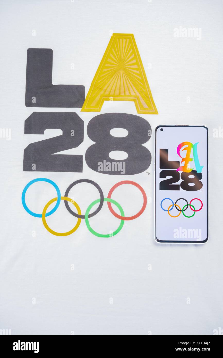 ZHONGSHAN China-luglio 29,2024:mobile e monitor del logo 2028 dei Giochi Olimpici di Los Angeles a composizione verticale. Foto Stock