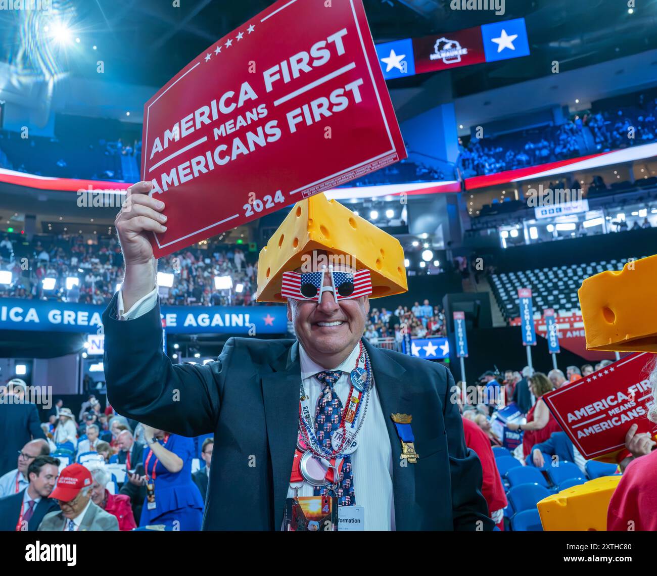 MILWAUKEE, Wisconsin - 18 luglio 2024: I partecipanti alla Convention nazionale repubblicana del 2024 si riuniscono al Fiserv Forum. Foto Stock