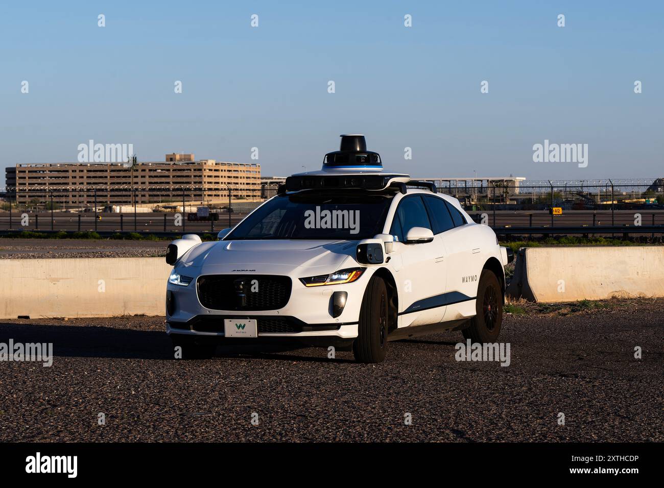 Aeroporto Sky Harbor 3-30-2024 Phoenix, AZ USA Waymo robotaxi che opera vicino all'aeroporto Aky Harbor di Phoenix Foto Stock