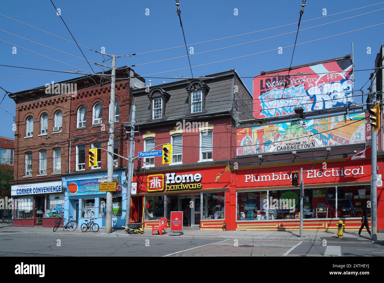 Negozi colorati in edifici del XIX secolo nel quartiere Cabbagetown di Toronto Foto Stock