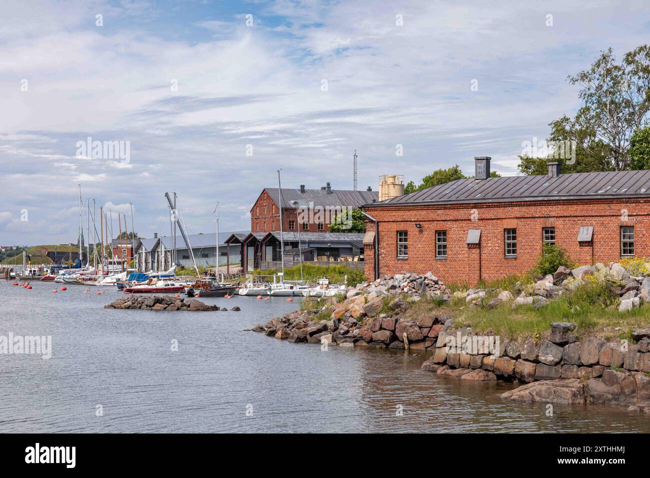 Edifici sul lungomare di Varvilahti a ISO Mustasaari di Suomenlinna, Helsinki, Finlandia Foto Stock