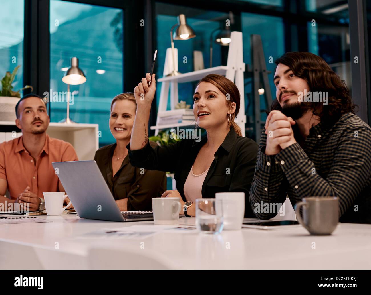 Ufficio, uomini d'affari e donne con domande in officina, riunione annuale e revisione per aggiornamenti aziendali. Sala riunioni, formazione professionale e mano di Foto Stock