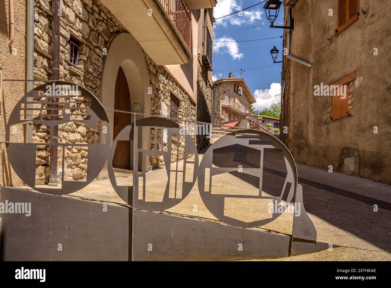 Strade, case e luoghi nel villaggio di Gombrèn in una mattina di primavera (Ripollès, Girona, Catalogna, Spagna, Pirenei) Foto Stock