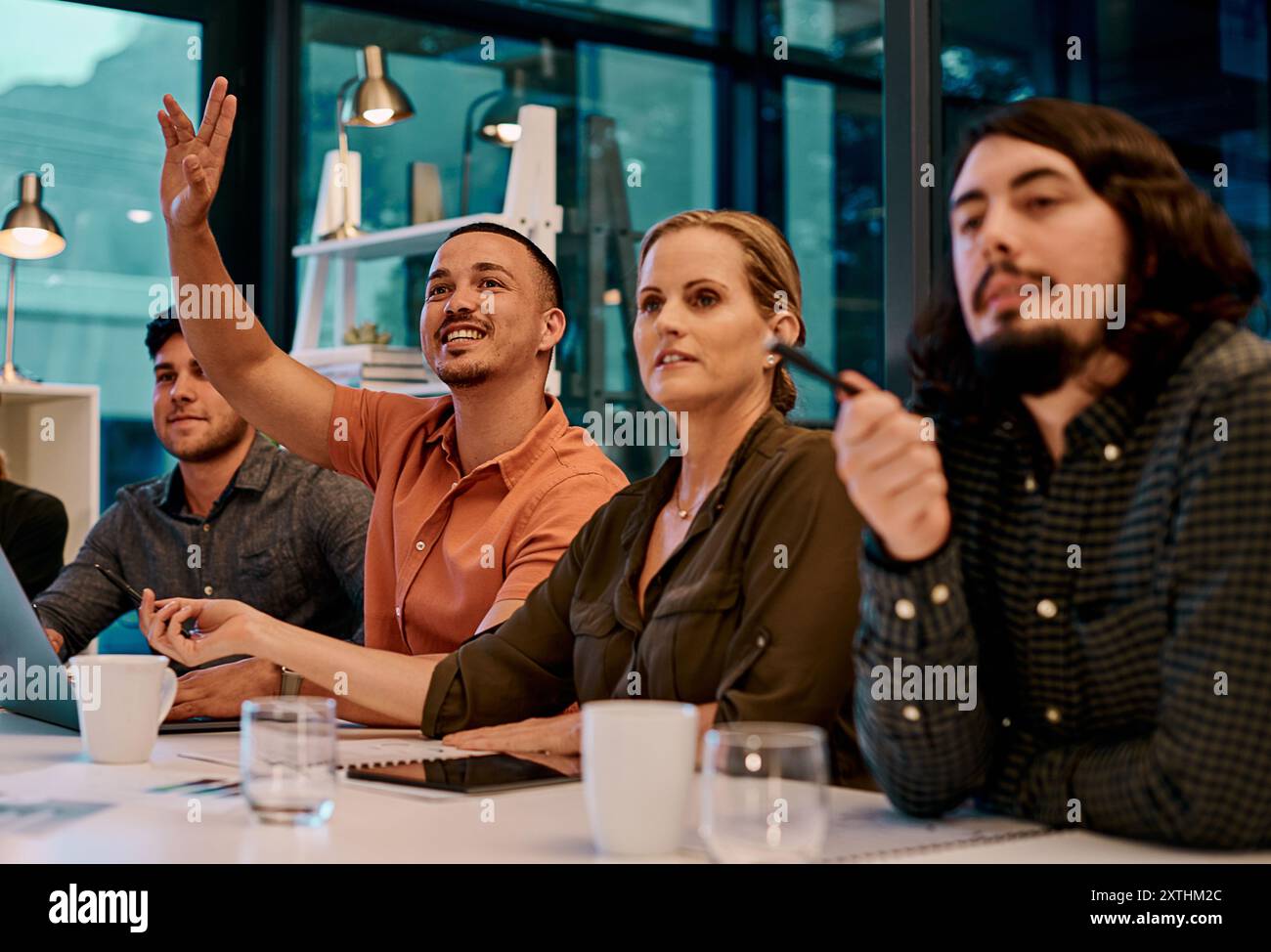 Ufficio, uomini d'affari e uomini con domande in officina, riunioni annuali e revisioni per aggiornamenti aziendali. Sala riunioni, formazione professionale e mano di Foto Stock
