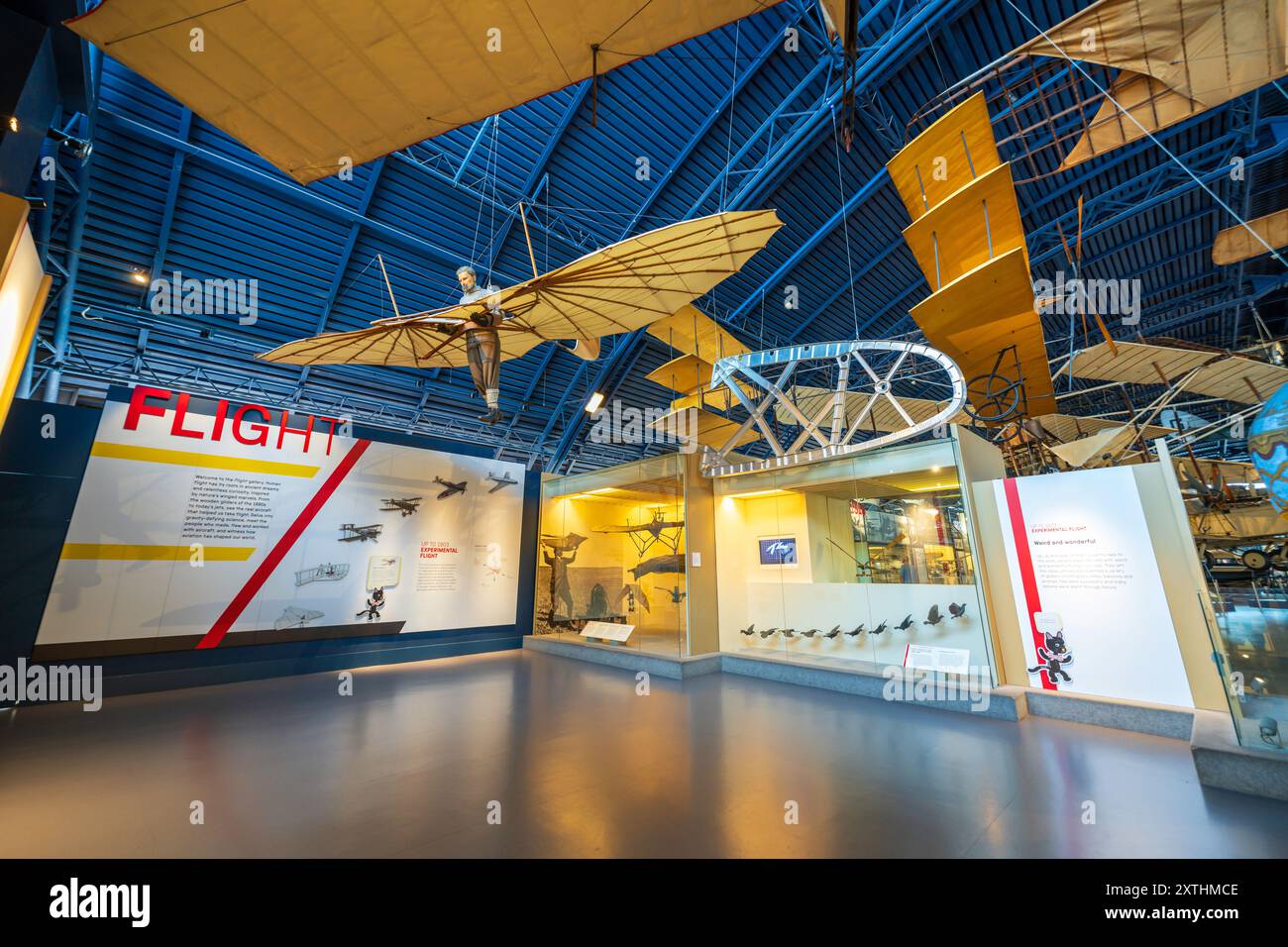 London Science Museum esposizione interna della storia del volo, collezione di aerei, vecchi aerei, uomo con ali. All'interno della mostra del museo della scienza, Regno Unito Foto Stock