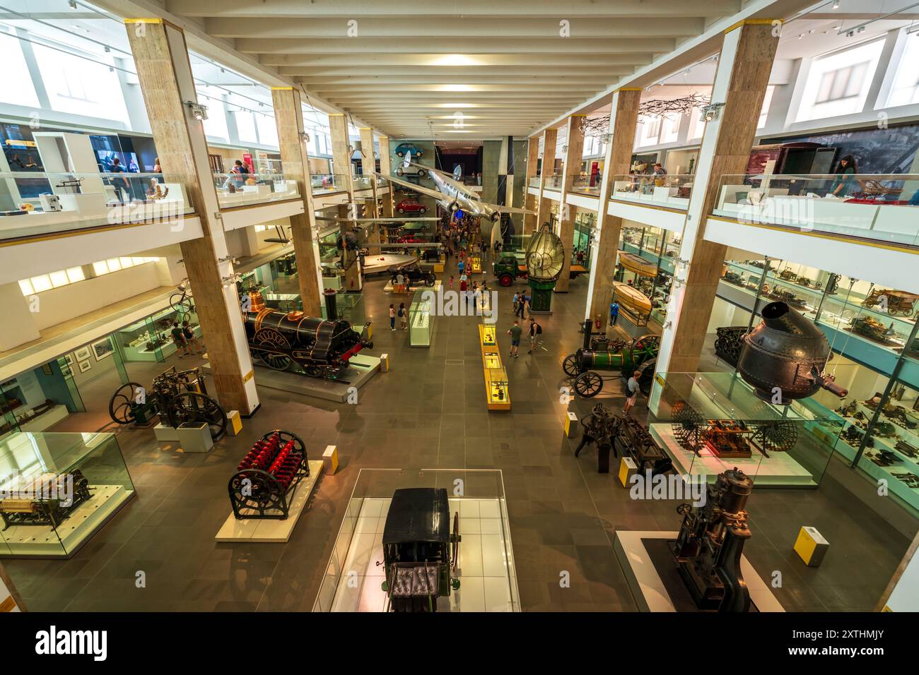 All'interno del Museo della Scienza di Londra, Inghilterra. Vista panoramica aerea dell'interno della sala della galleria del museo con collezioni storiche. Stile di vita e cultura Foto Stock