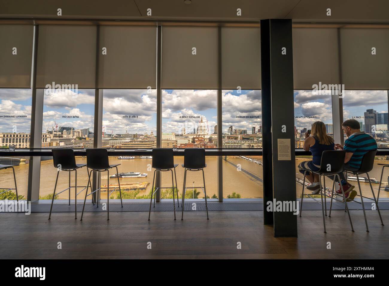 All'interno del ristorante Tate Modern Art Museum, le persone godono di vedute panoramiche di Londra, Regno Unito. Paesaggio urbano londinese del Tamigi e della Cattedrale di St. Paul Foto Stock