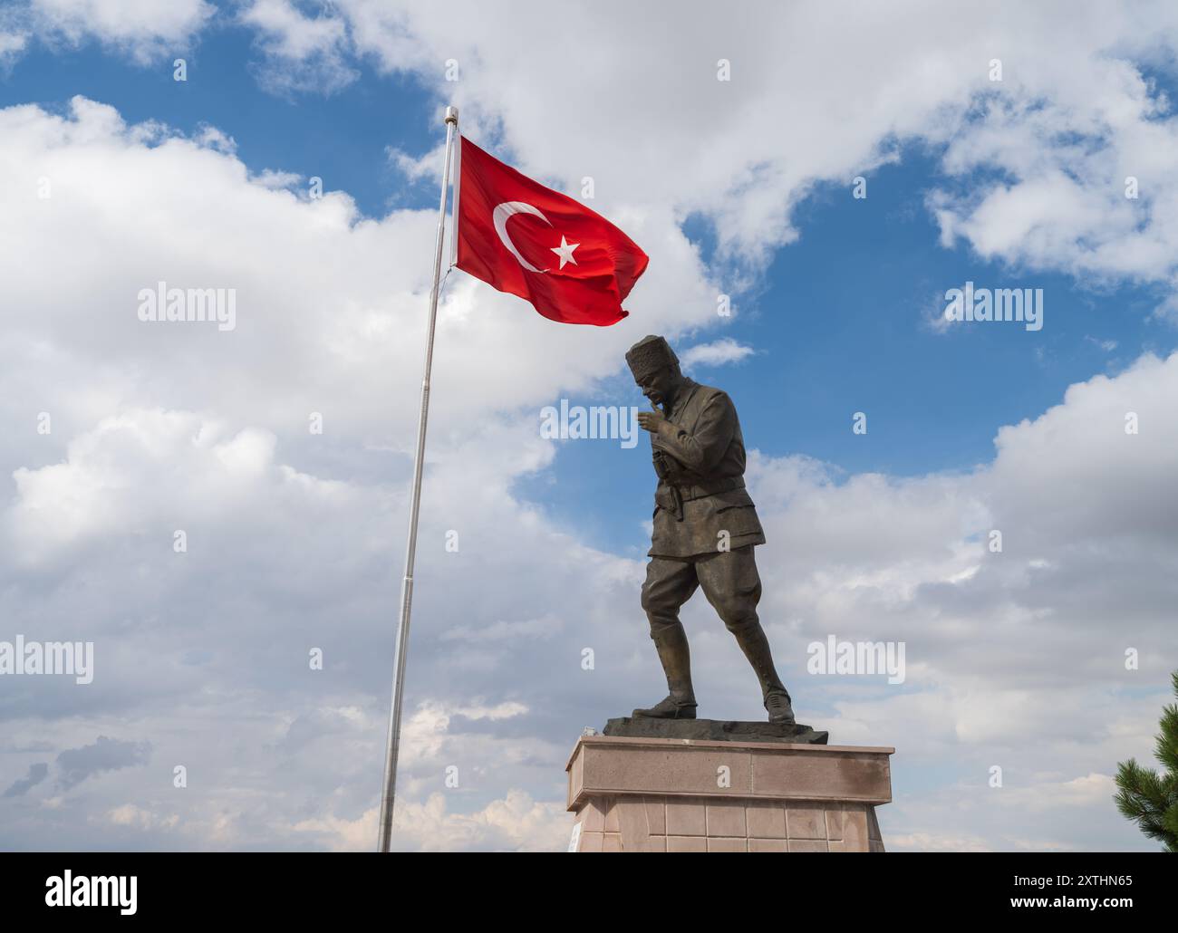 Afyonkarahisar, Turchia. 29.09.2023: Monumento e iscrizione a Kocatepe Atatürk. Mustafa Kemal Atatürk e bandiera turca. Per il 30 agosto giorno della Vittoria. Foto Stock