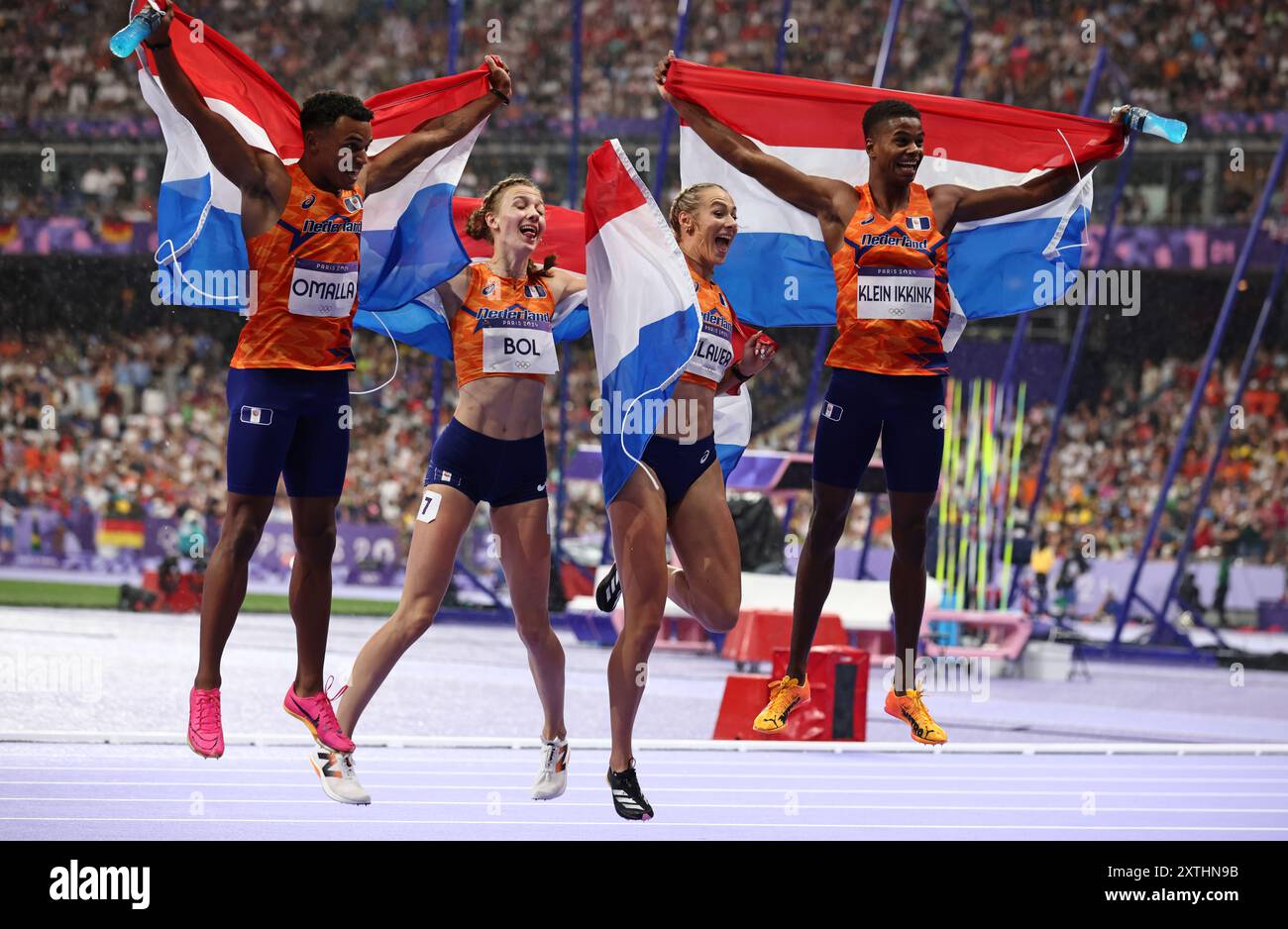PARIGI, FRANCIA - 3 AGOSTO: Eugene Omalla, Lieke Klaver, Isaya Klein Ikkink, Femke Bol dei Paesi Bassi celebrano l'oro dopo la finale 4x400 Relay Mixed, l'ottavo giorno dei Giochi Olimpici di Parigi 2024 allo Stade de France il 3 agosto 2024 a Parigi, Francia. © diebilderwelt / Alamy Stock Foto Stock