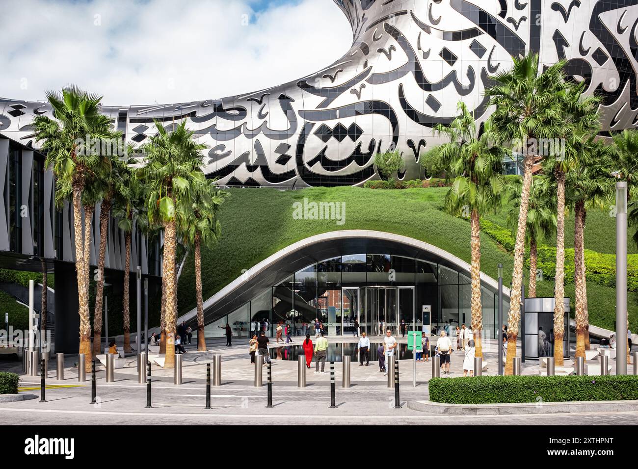 Il Museo del futuro a forma di toro si affaccia sulla famosa Sheikh Zayed Road della città di Dubai con calligrafia araba goffrata sul guscio esterno in metallo-J. Foto Stock