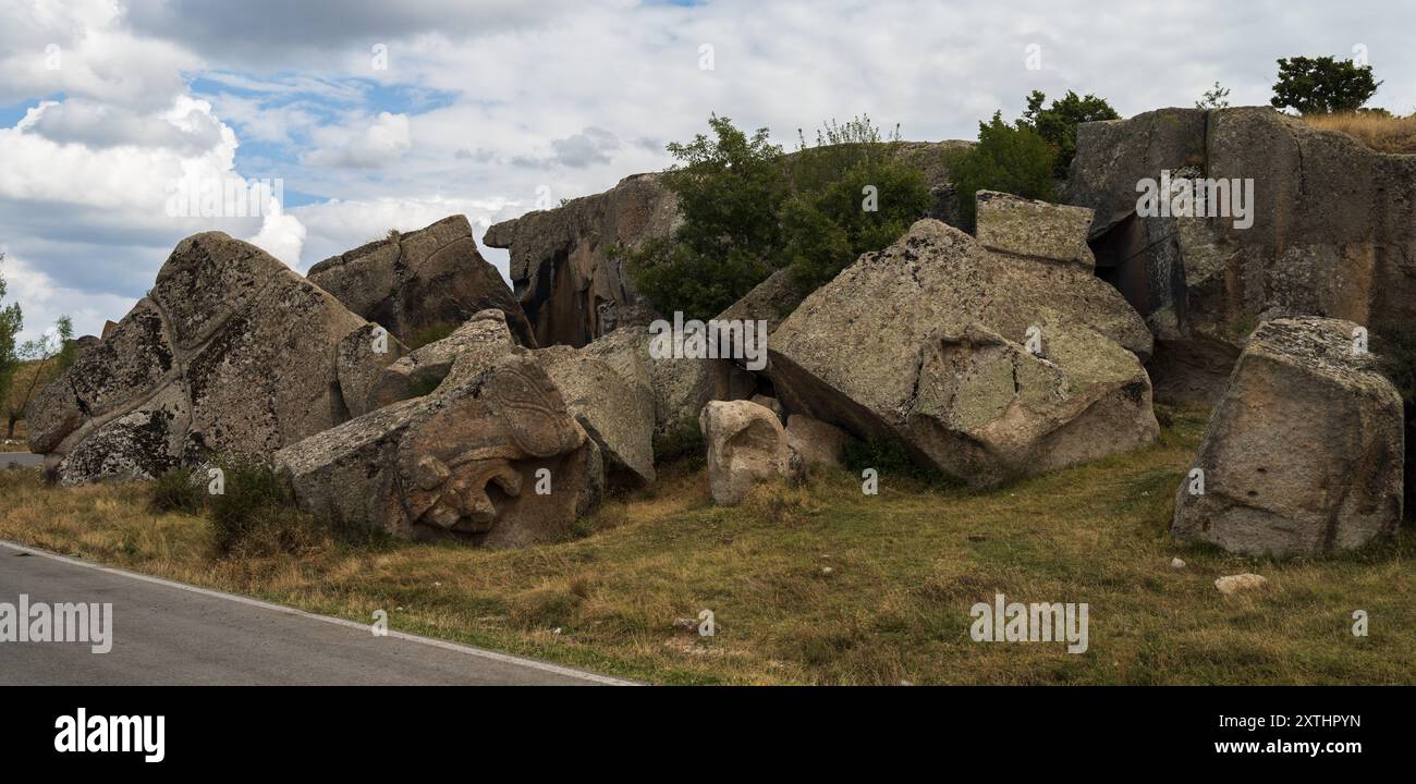 Tomba rupestre di Yılantas nella valle frigia. Antica valle frigia (Frigia, Gordion). Importanti monumenti storici della Turchia. Ihsaniye, Foto Stock