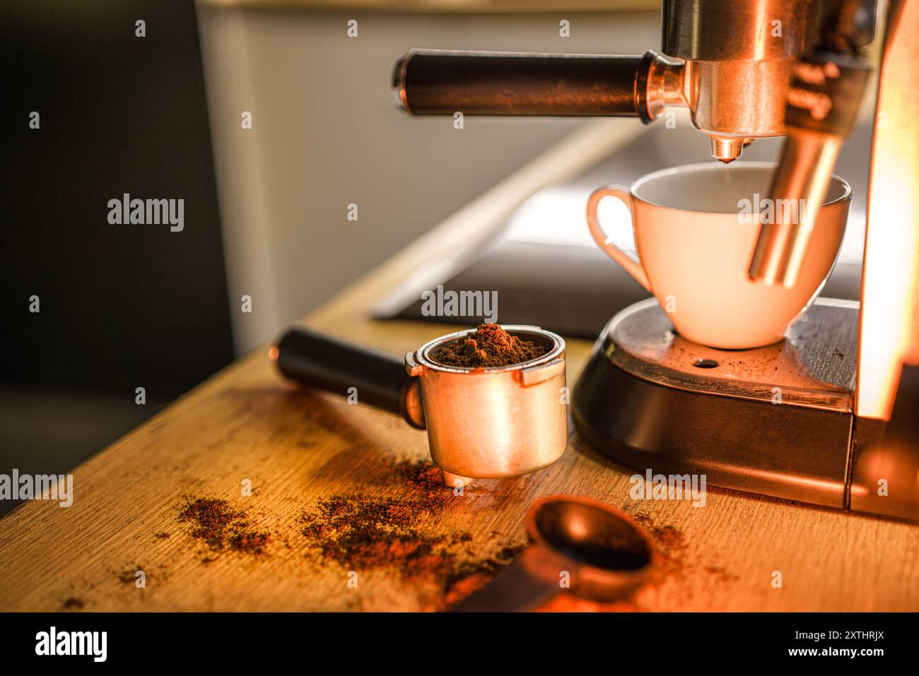 Attrezzature per baristi. Tazza da caffè accanto alla macchina espresso. Foto Stock