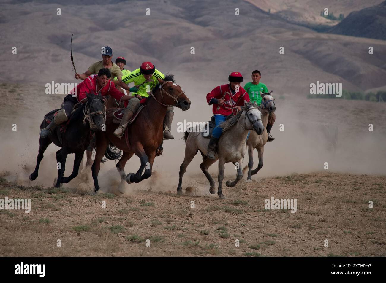 Gruppo di nomadi kirghisi che giocano a cavallo Foto Stock