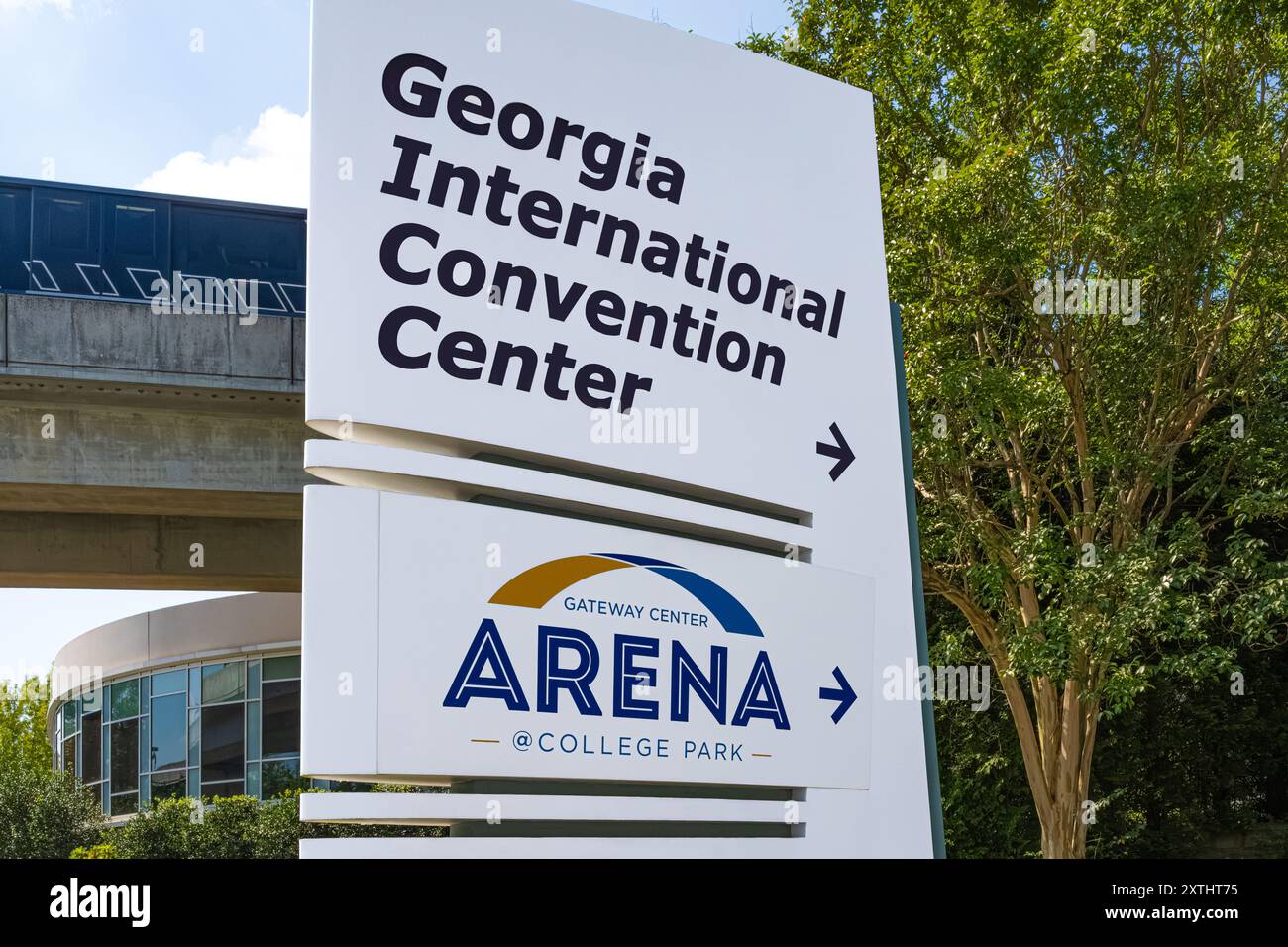 Trasporto da e per l'aeroporto ATL Skytrain e cartelli di ingresso per il Georgia International Convention Center e Gateway Center Arena a College Park, GA. Foto Stock