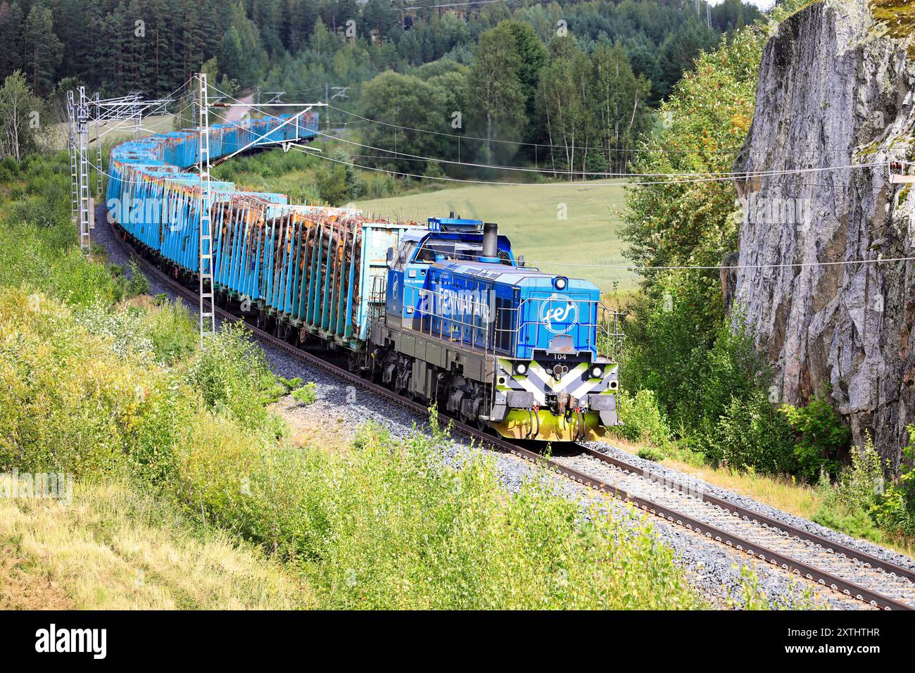 Fenniarail Classe Dr18 No. 104 locomotiva che trasporta un treno merci con vagoni pieni di legno fino alla cartiera. Salo, Finlandia. 10 agosto 2024. Foto Stock