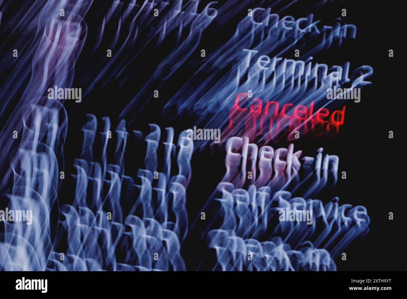 Una tavola di partenza segna un volo non di linea con "cancellato" all'aeroporto di Berlino-Brandeburgo "Willy Brandt" (BER) a Schoenefeld, 12 agosto 2024. Foto Stock