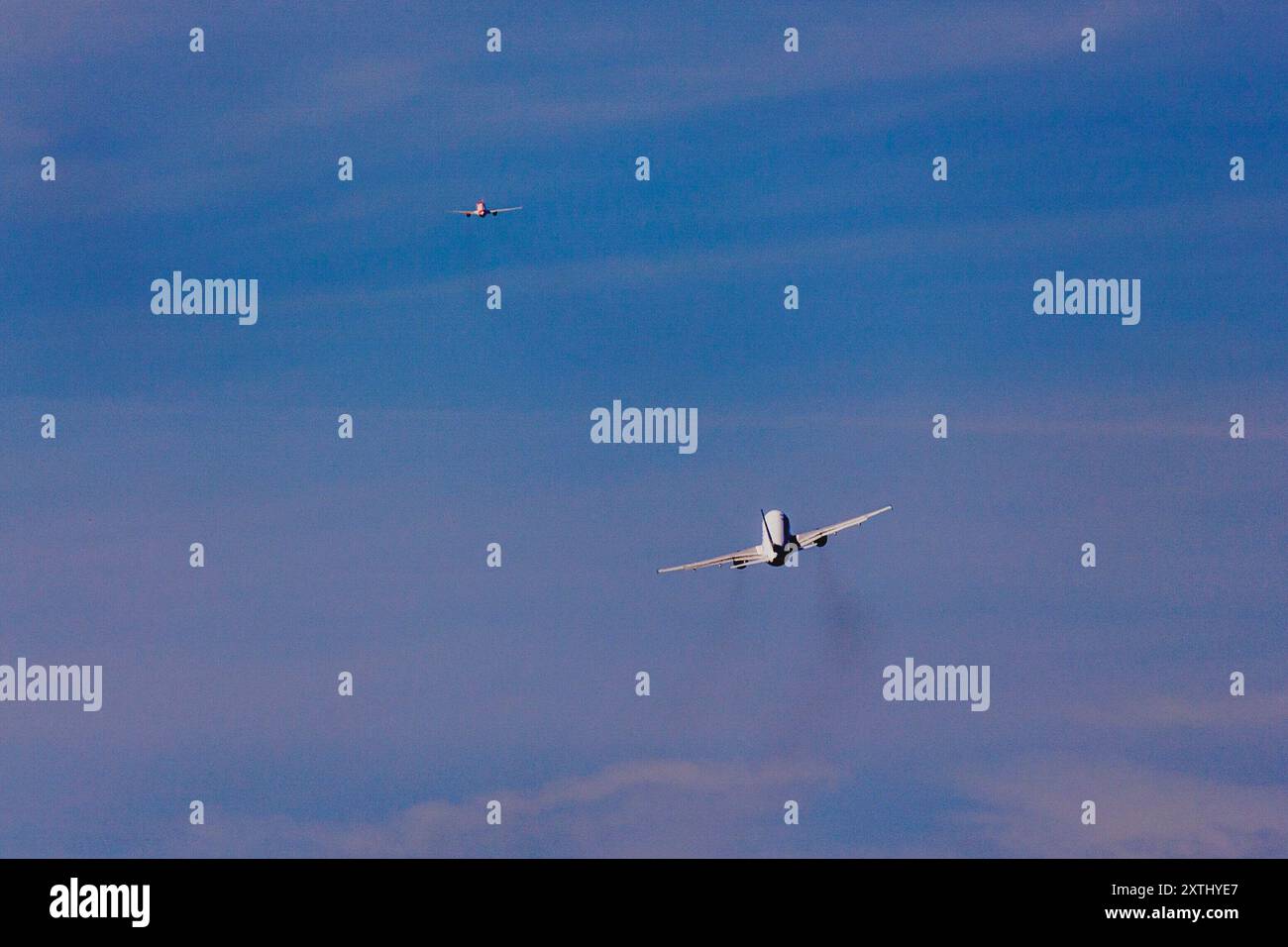 L'aria. 12 agosto 2024. Due aerei decollano, fotografati all'aeroporto di Berlino-Brandeburgo "Willy Brandt" (BER) a Schoenefeld, 12 agosto 2024. Tracce di cerosina nell'aria. Credito: dpa/Alamy Live News Foto Stock