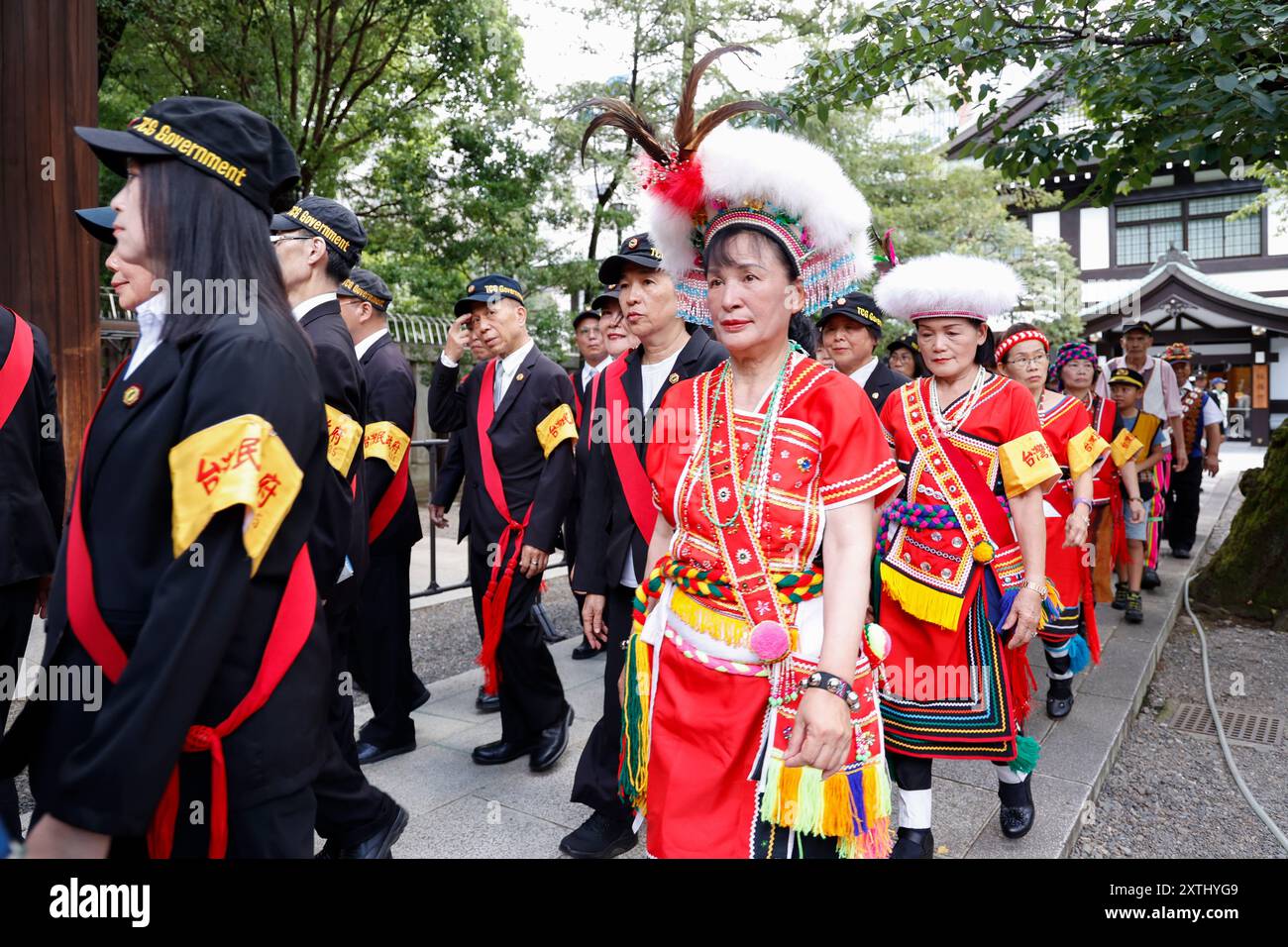 Tokyo, Giappone. 15 agosto 2024. Persone del governo civile di Taiwan (TCG) visitano il santuario Yasukuni per rendere omaggio ai morti di guerra nel 79° anniversario della resa del Giappone nella seconda guerra mondiale. Il primo ministro Fumio Kishida non era tra i legislatori a visitare il santuario e invece ha inviato un'offerta rituale evita di irritare i paesi vicini che associano Yasukuni anche ai criminali di guerra e al passato imperiale del Giappone. (Credit Image: © Rodrigo Reyes Marin/ZUMA Press Wire) SOLO PER USO EDITORIALE! Non per USO commerciale! Foto Stock