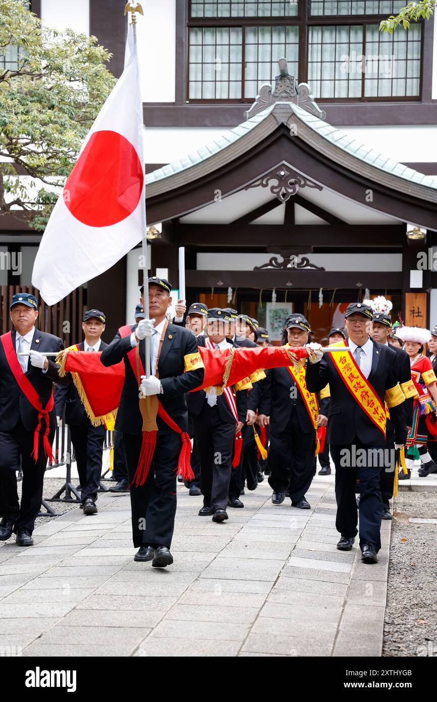 Tokyo, Giappone. 15 agosto 2024. Persone del governo civile di Taiwan (TCG) visitano il santuario Yasukuni per rendere omaggio ai morti di guerra nel 79° anniversario della resa del Giappone nella seconda guerra mondiale. Il primo ministro Fumio Kishida non era tra i legislatori a visitare il santuario e invece ha inviato un'offerta rituale evita di irritare i paesi vicini che associano Yasukuni anche ai criminali di guerra e al passato imperiale del Giappone. (Credit Image: © Rodrigo Reyes Marin/ZUMA Press Wire) SOLO PER USO EDITORIALE! Non per USO commerciale! Foto Stock