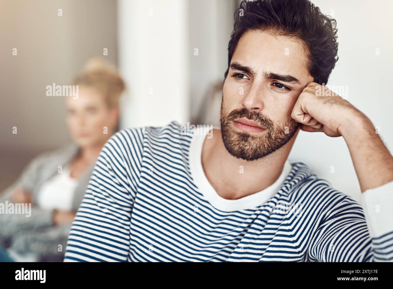 Uomo, silenzio e coppia si separano in casa, disaccordo, tradimento o abuso in matrimonio tossico. Le persone, ignorando e sbagliando relazione o falliscono Foto Stock