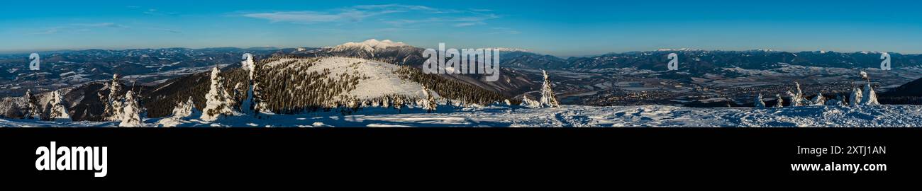 Splendida vista dalla collina di Mincol in inverno sulle montagne di Mala Fatra in Slovacchia Foto Stock