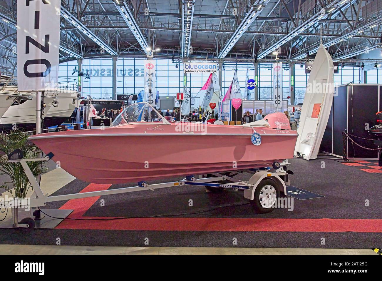 Pasila, Helsinki, Finlandia – 14 febbraio 2024: Barca Marino Mustang in mostra alla fiera vene – Båt (Boat) 2024 a Messukeskus Helsinki. Foto Stock