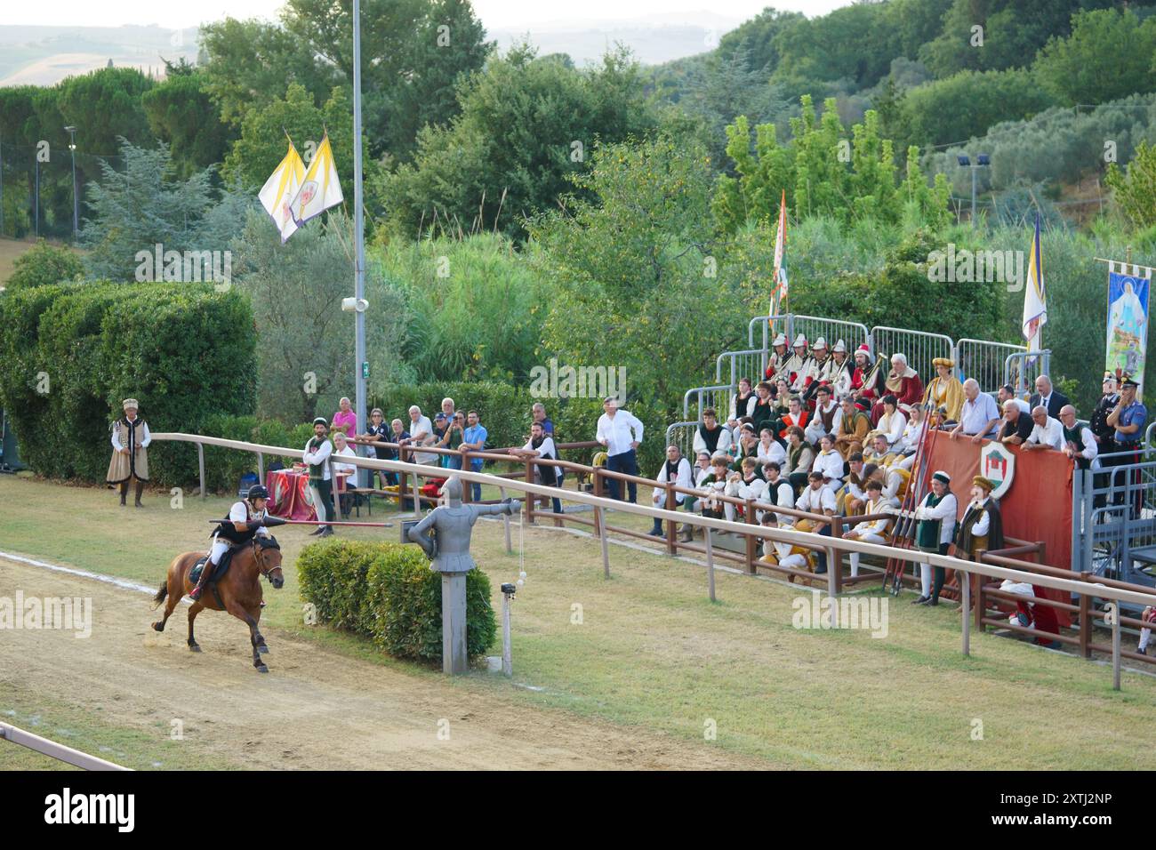 Cavaliere che carica a cavallo con lancia durante il torneo di giostra al festival medievale Giostra di Simone, Montisi, Montalcino, provincia di Siena, italia Foto Stock