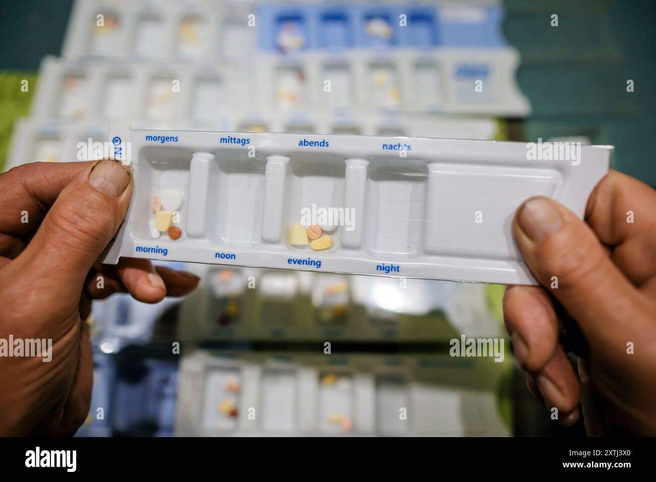 Berlino, Germania. 27 luglio 2024. Foto simbolica sull'argomento dell'assunzione di farmaci in età avanzata. Due anziani ordinano varie tavolette in scatole di pillole a casa per prenderle in consegna nei prossimi 16 giorni. Berlino, 27 luglio 2024. Credito: dpa/Alamy Live News Foto Stock