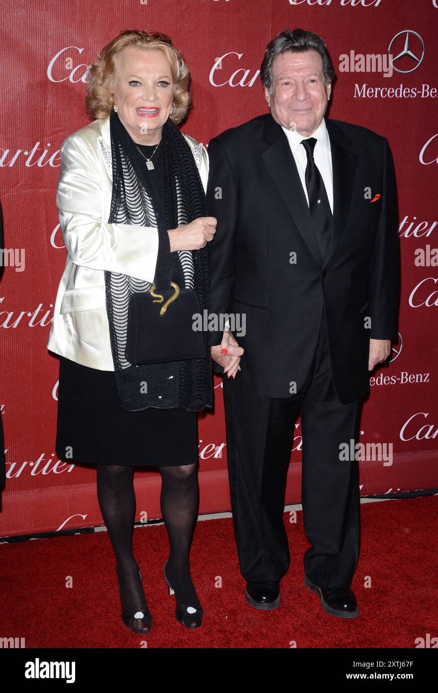 Foto file - Gena Rowland e Robert Forrest arrivano al 25° evento annuale di gala dei Palm Springs International Film Festival Awards al Palm Springs Convention Center il 4 gennaio 2014 a Palm Springs, CA, USA. L'attrice nominata all'Oscar Gena Rowlands, la cui carriera sullo schermo ha durato quasi settant'anni, è morta a 94 anni. Rowlands era nota sia per il suo lavoro nel primo cinema indipendente insieme al suo primo marito, il regista John Cassavetes, così come per i titoli più popolari della sua carriera, tra cui "Hope Floats" nel 1998 con Sandra Bullock e il film di successo "The notebook" nel 2004. Foto di Lionel Hahn/ Foto Stock