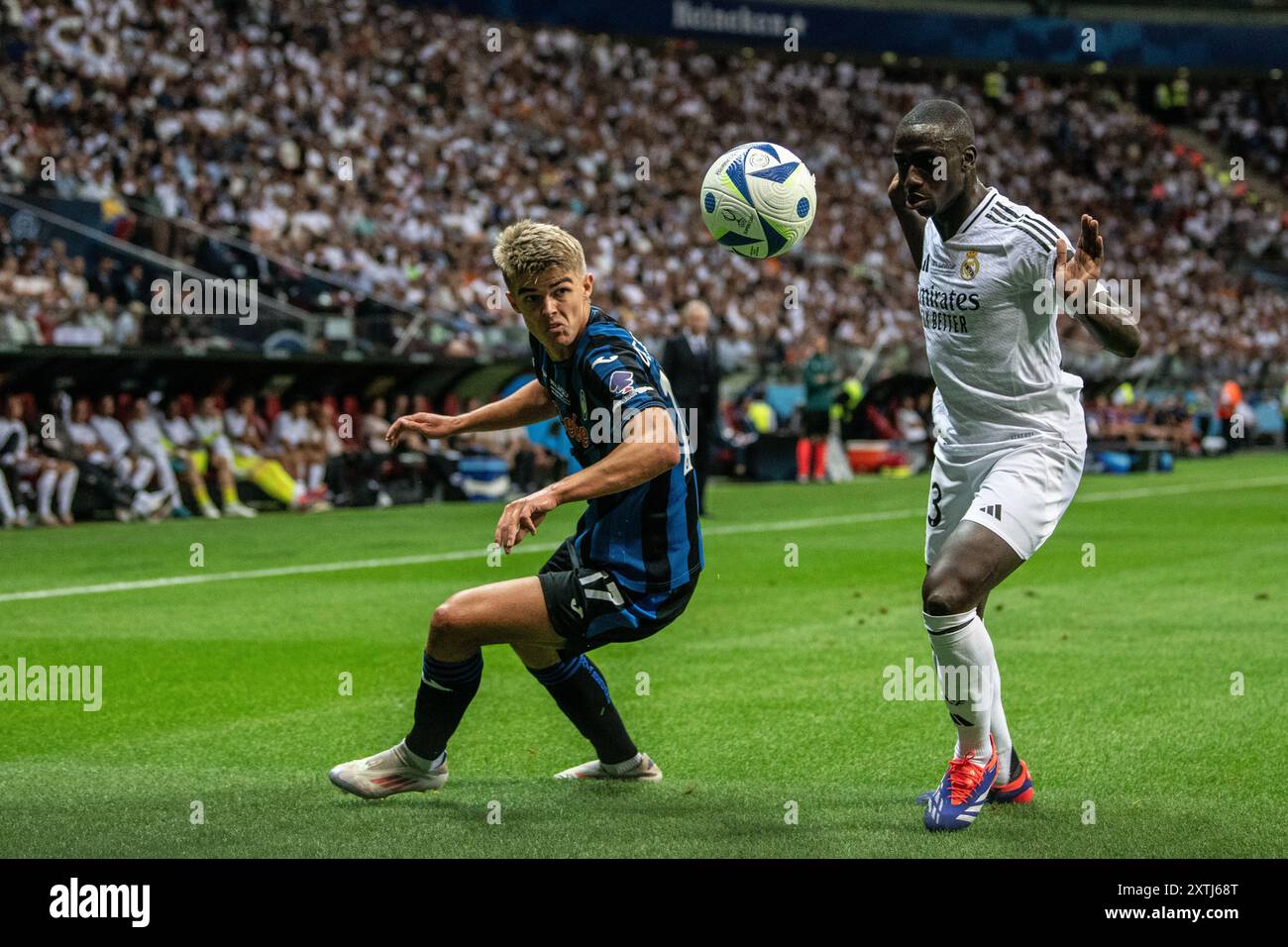 Varsavia, Polonia. 14 agosto 2024. Il giocatore dell'Atalanta BC Charles De Ketelaere e il giocatore del Real Madrid Ferland Mendy sono in azione durante la finale di Supercup tra il Real Madrid CF e l'Atalanta BC allo Stadion Narodowy di Varsavia, Polonia, il 14 agosto 2024. (Foto di Giacomo Cosua/NurPhoto) credito: NurPhoto SRL/Alamy Live News Foto Stock
