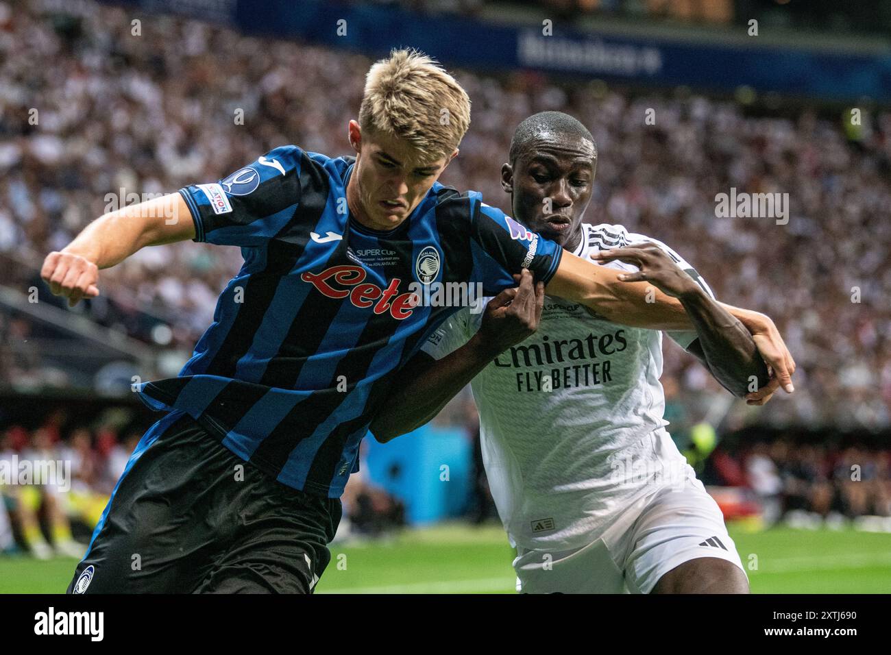 Varsavia, Polonia. 14 agosto 2024. Il giocatore dell'Atalanta BC Charles De Ketelaere e il giocatore del Real Madrid Ferland Mendy sono in azione durante la finale di Supercup tra il Real Madrid CF e l'Atalanta BC allo Stadion Narodowy di Varsavia, Polonia, il 14 agosto 2024. (Foto di Giacomo Cosua/NurPhoto) credito: NurPhoto SRL/Alamy Live News Foto Stock