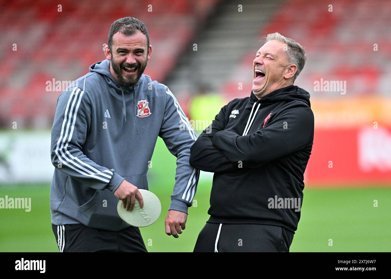 Il manager del Crawley Town Scott Lindsey sulla destra sembra contento prima della partita del primo turno della EFL Carabao Cup tra Crawley Town e Swindon Town al Broadfield Stadium di Crawley, Regno Unito - 13 agosto 2024 Foto Stock