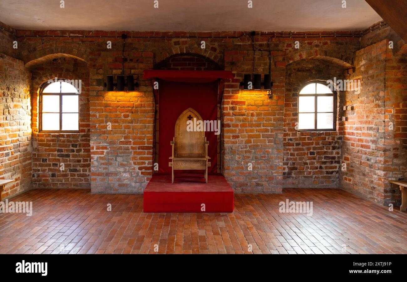 Czersk, Polonia - 15 luglio 2024: Camera del trono gotico nella porta principale della Torre dei principi Mazoviani Castello medievale nel villaggio di Czersk vicino a Varsavia Foto Stock