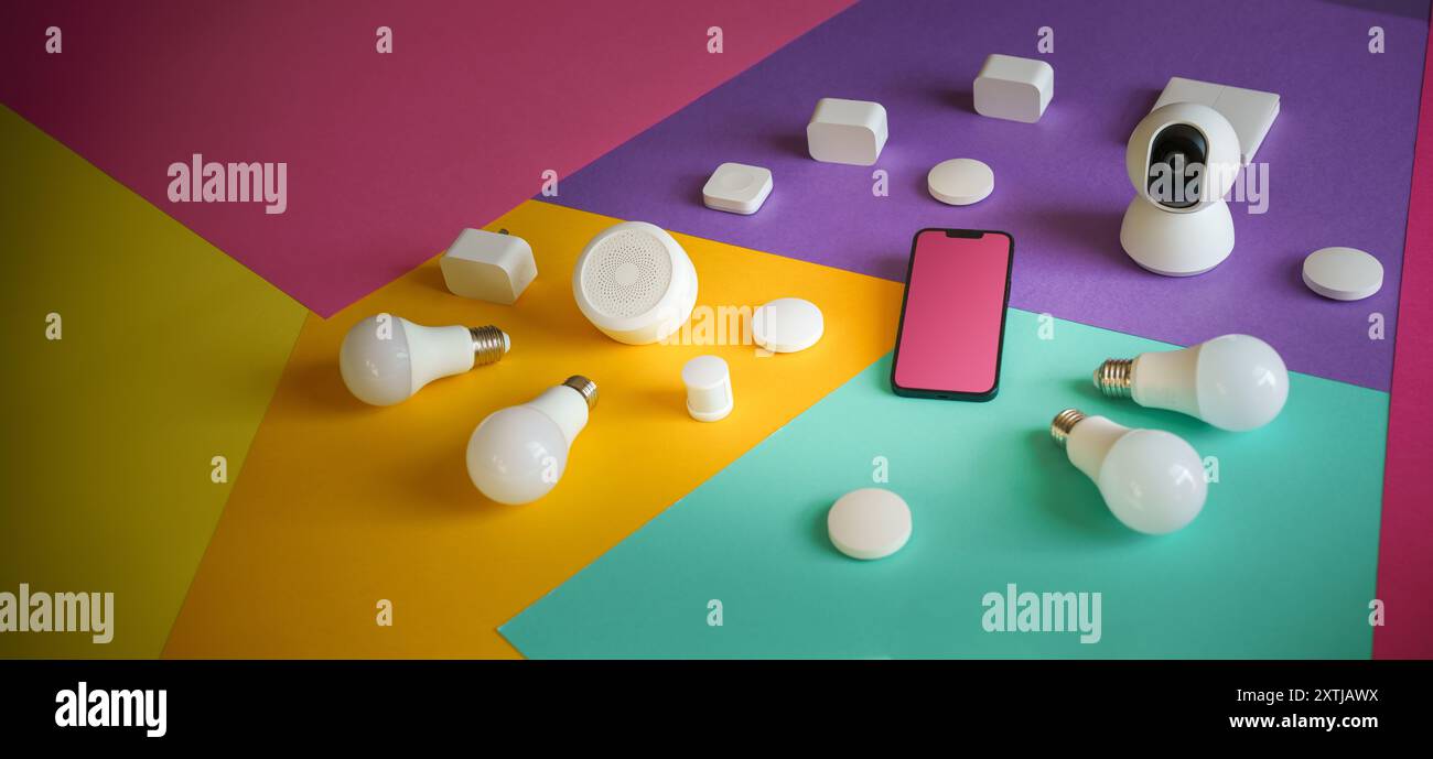 Dispositivi domestici intelligenti. Fotocamera, swith, pulsanti, luce. Modello dello schermo pulito dello smartphone. Ecosistema dell'automazione domestica. Foto Stock