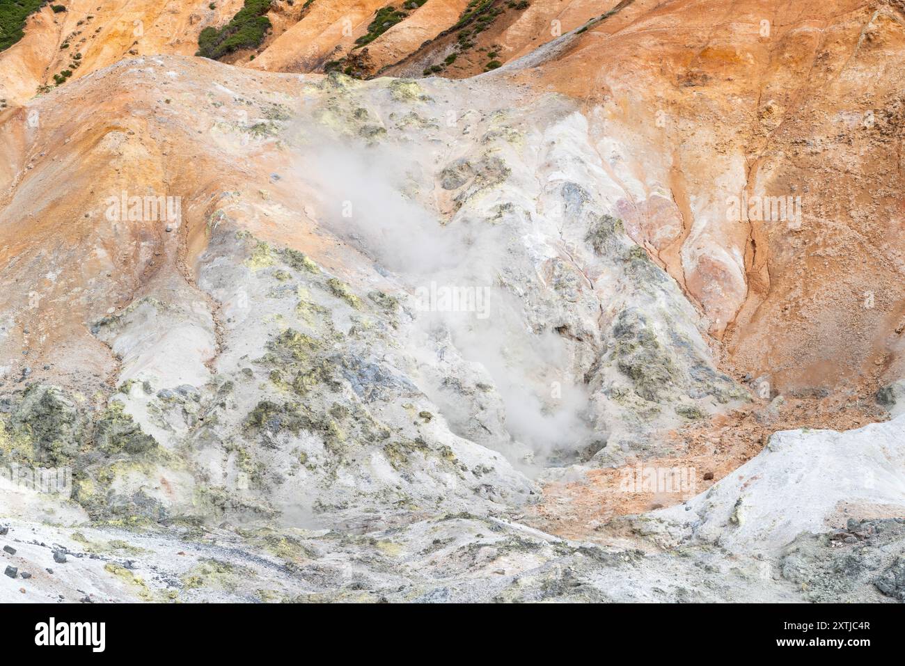 Noboribetsu Hell Valley, jigokudani, con sorgenti bollenti, rocce sbiancate, piscine fumante, odore solforico in estate a Hokkaido, Giappone. Foto Stock