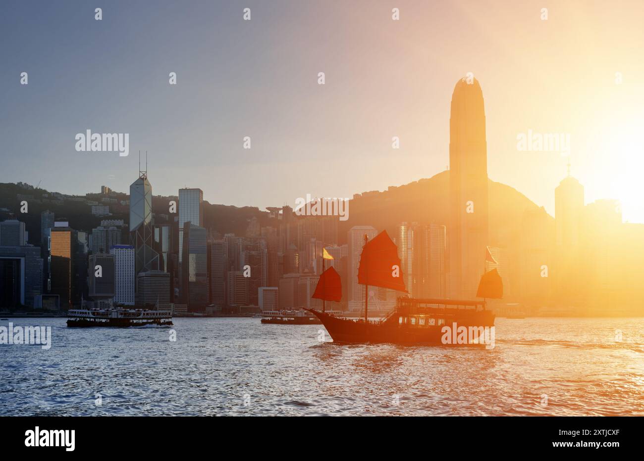 Tradizionale veliero cinese con vele rosse, porto Victoria Foto Stock