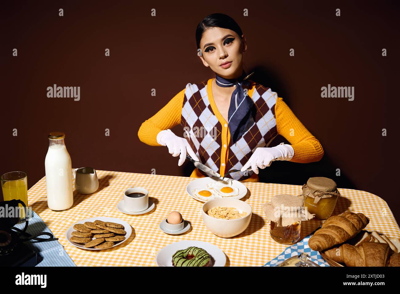 Una donna vestita con stile gode di una colazione d'ispirazione vintage. Foto Stock