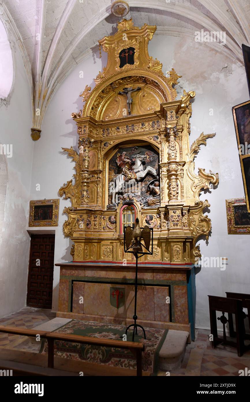 Cuenca, cattedrale di Santa Maria y San Julian (XII-XIII secolo e successivi). Cappella di Santiago con pala d'altare. Castilla-la Mancha, Spagna. Foto Stock