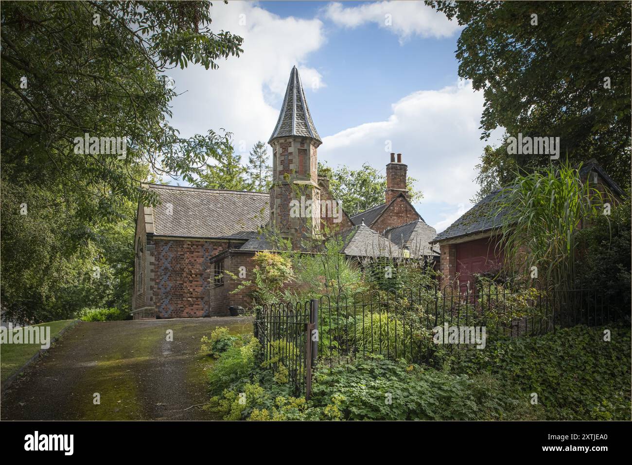 Church Minshall, Cheshire West and Chester, UK - 14 agosto 2024 - edificio tradizionale convertito in casa scolastica con campanile Foto Stock